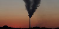 Reducing fossil fuel emissions from power plants would also mitigate the death toll from air pollutants like ozone. (Photo: Oleg Savitsky / Wikimedia Commons)