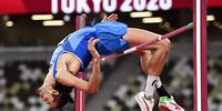 epaselect epa09385400 Gianmarco Tamberi of Italy competes in the Men's High Jump Final during the Athletics events of the Tokyo 2020 Olympic Games at the Olympic Stadium in Tokyo, Japan, 01 August 2021.  EPA-EFE/CHRISTIAN BRUNA