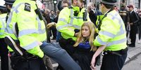 A demonstrator is arrested by police during an Extinction Rebellion protest in London, UK, 16 October 2019. (Photo: EPA-EFE/FACUNDO ARRIZABALAGA)