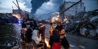 HATAY, TURKEY - FEBRUARY 07: Earthquake survivors wait for news of her loved ones, believed to be trapped under collapsed building on February 07, 2023 in Iskenderun, Turkey. A 7.8-magnitude earthquake hit near Gaziantep, Turkey, in the early hours of Monday, followed by another 7.5-magnitude tremor just after midday. The quakes caused widespread destruction in southern Turkey and northern Syria and were felt in nearby countries.  (Photo by Burak Kara/Getty Images)