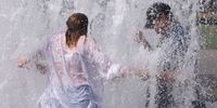 BERLIN, GERMANY - AUGUST 04: People cool off in a fountain at Lustgarten park on August 04, 2022 in Berlin, Germany. Temperatures are expected to reach 38 degrees Celsius (100.4 degrees Fahrenheit) today in Berlin, with similar forecasts set for cities within an area that leads from southwestern Germany to northeast, leading authorities to issue a heat wave warning. The average number of days with extreme, hot temperatures in Germany has been steadily rising over recent decades, a phenomenon scientists attribute to global warming. (Photo by Sean Gallup/Getty Images)