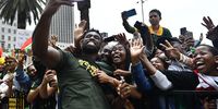 Siya Kolisi taking selfies with fans during the South African men’s national rugby team trophy tour on 3 November 2023 in Cape Town. (Photo: Ashley Vlotman/Gallo Images/Getty Images)