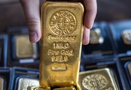 Gold Nears Record High as Traders Ramp Up Bets on Fed Rate Pivot