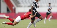 epa09382574 Alowesi Nakoci (C) of Fiji in action against Jasmine Joyce (L) of Great Britain during the Rugby Sevens Women's Bronze Medal match between Fiji and Great Britain at the Tokyo 2020 Olympic Games at the Tokyo Stadium in Chofu, Tokyo, Japan, 31 July 2021.  EPA-EFE/KIYOSHI OTA