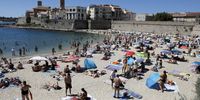 People enjoy the sun on a beach in Antibes, France, 07 August 2023. Temperatures reached up to 28 Celcius degrees in Nice.  EPA-EFE/SEBASTIEN NOGIER