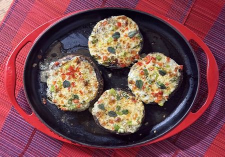 Lekker Brekker Monday: Gratinated brown mushrooms with three cheeses and a bit of crunch