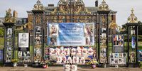 LONDON, ENGLAND - JULY 01: Flags, balloons and messages are seen as Royal fans pay their respects and mark what would have been the 60th birthday of Princess Diana, at Kensington Palace on July 01, 2021 in London, England. Princess Diana would have celebrated her 60th birthday today had she not been killed in a car crash in a Paris tunnel in August 1997. At a ceremony today her sons William, The Duke of Cambridge, and Harry, The Duke of Sussex, will unveil a statue in her memory. (Photo by Leon Neal/Getty Images)