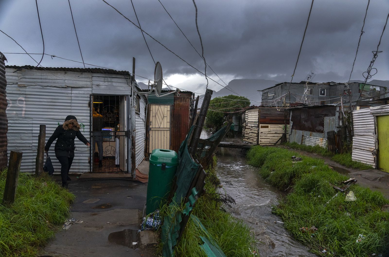 Experts urge vigilance as severe cold front approaches