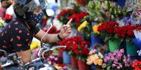 A man buys roses at a street flower shop on Valentine's Day in Kolkata, India, 14 February 2023.  EPA-EFE/PIYAL ADHIKARY