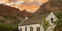 This 142-year-old cottage at Red Stone Hills outside Calitzdorp, sits proudly under a beautiful sunset.