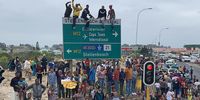 Fans clambered into trees, on to rooftops, vehicle rooftops, anything to get the best vantage point of their heroes. Signposts were a popular choice along the route. (Photo: Anso Thom)