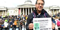 14/08/2022 British journalist George Monbiot before being arrested by police during an Extinction Rebellion protest in London, Britain, 16 October 2019. Global climate movement Extinction Rebellion announced climate change protests and blockades worldwide for two weeks starting 07 October.  (Photo: EPA-EFE / FACUNDO ARRIZABALAGA)