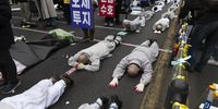  South Korean monks perform the Buddhist praying act of Dharna - walking three steps and making one bow - toward the Constitutional Court to demand removal of impeached President Yoon Suk Yeol in Seoul, South Korea, 02 April 2025. The Constitutional Court is set to rule on 04 April on whether to reinstate or remove President Yoon from office by upholding his impeachment over a brief declaration of martial law on 03 December 2024.  EPA-EFE/JEON HEON-KYUN
