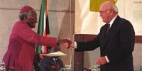 Archbishop Desmond Tutu, chairman of the TRC, shakes the hand of President FW de Klerk at the TRC hearings at the Goodhope Centre, Cape Town. (Photo: Gallo Images / Oryx Media Archive)