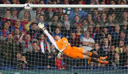 Soccer: Review of a fluctuating Premier League title race