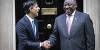 epaselect epa10322587 Britain's Prime Minister Rishi Sunak (L) shakes hands with South African President Cyril Ramaphosa (R) as they meet at 10 Downing Street in London, Britain, 23 November 2022. South African President Ramaphosa is on a two day state visit to Britain.  EPA-EFE/TOLGA AKMEN