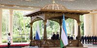 Russian President Vladimir Putin and Uzbek President Shavkat Mirziyoyev attend a welcome ceremony at the Kuksaroy Presidential Palace in Tashkent, Uzbekistan May 27, 2024. Sputnik/Mikhail Metzel/Pool via REUTERS ATTENTION EDITORS - THIS IMAGE WAS PROVIDED BY A THIRD PARTY.