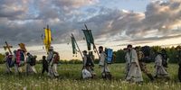 epaselect epa12157585 Orthodox pilgrims take part in the annual Velikoretsky Cross procession near Monastyrskoe village, Russia, 05 June 2025. During the Velikoretsky procession, which has been held since the beginning of the 15th century in honor of St. Nicholas the Wonderworker, pilgrims cover a distance of 150 kilometers over six days, and is held annually from 03 to 08 June.  EPA-EFE/VALERY MELNIKOV