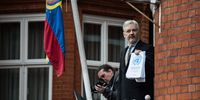WikiLeaks founder Julian Assange speaks from the balcony of the Ecuadorian embassy on 5 February 2016 in London, England. (Photo: Chris Ratcliffe / Getty Images)