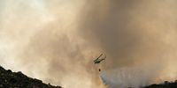 Firefighting helicopers water bomb the hillside in Fish Hoek. 22 December 2023 (Photo: Kyra Wilkinson)
