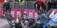 epa10619535 Several riders crash in the finish area for the fifth stage of the 2023 Giro d'Italia cycling race over 171 km from Atripalda to Salerno, Italy, 10 May 2023.  EPA-EFE/LUCA ZENNARO
