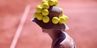 Tennis fan turns heads with ball hat during French Open 
