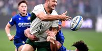 André Esterhuizen of South Africa passes the ball in the tackle in Italy on Saturday. (Photo: Alessandro Sabattini / Getty Images)