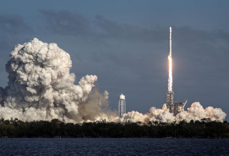 SpaceX announces new plan to send tourist around Moon
