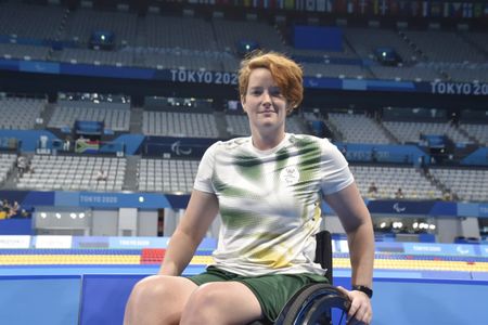 Kat Swanepoel is a South African superwoman who swims for hope