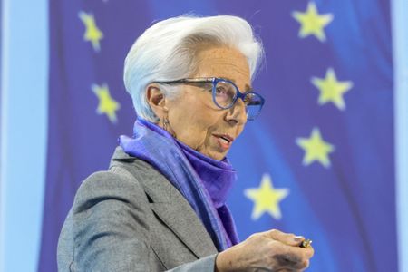 Treasuries will leave Europe’s bonds in the dust, investors say
