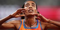 epaselect epa09379415 Sifan Hassan of the Netherlands reacts after winning her race in the Women's 5000m Heats during the Athletics events of the Tokyo 2020 Olympic Games at the Olympic Stadium in Tokyo, Japan, 30 July 2021.  EPA-EFE/DIEGO AZUBEL
