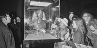 The gold death mask of Egyptian pharaoh Tutankhamun at the British Museum in London, the highlight of the Treasures of Tutankhamun exhibition, UK, 28th March 1972.  (Photo by Evening Standard/Hulton Archive/Getty Images)