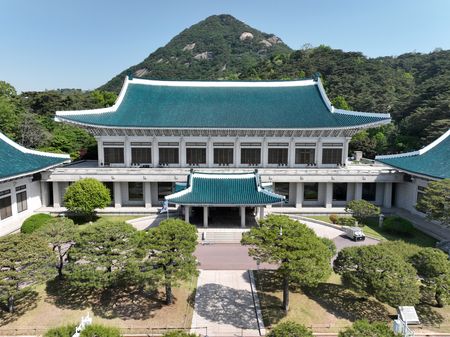 Visitors rush to see South Korea's Blue House before presidential return