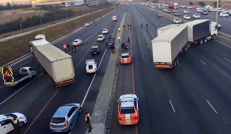 GroundUp: Thousands left stranded by Johannesburg taxi blockade