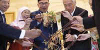 epaselect epa10439549 (L-R) Singapore deputy Prime Minister Lawrence Wong, Malaysian Prime Minister Anwar Ibrahim’s wife Wan Azizah and himself, Singapore Prime Minister Lee Hsien Loong and his wife Ho Ching mix a Chinese lunar new dish called ‘Yusheng’ during a lunch at the Istana, or Presidential Palace in Singapore, 30 January 2023. The Malaysian Prime Minster is in the city state for an official state visit.  EPA-EFE/HOW HWEE YOUNG / POOL