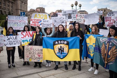 Mariupol Steel Plant’s ‘Dead Men’ Defenders Call for Rescue Plan