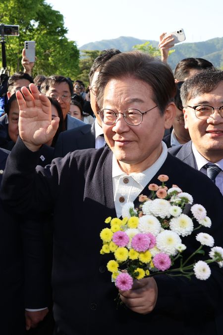 South Korea frontrunner presidential candidate Lee says US, North Korea summit must restart