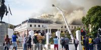 CAPE TOWN, SOUTH AFRICA - JANUARY 03: Parliament in Cape Town continues to burn on January 03, 2022 in Cape Town, South Africa. It is reported that the roof of the National Assembly building is on fire again. (Images by Gallo Images/ER Lombard)