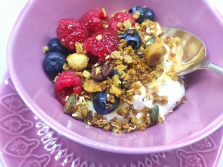Lekker Brekker Monday: Home-made Greek yoghurt with granola and berries