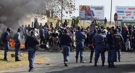 There’s no political interference here, insist KZN Mpophomeni locals protesting over power cuts and meter audits