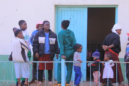 Police seen helping Limpopo residents to round up and evict immigrants