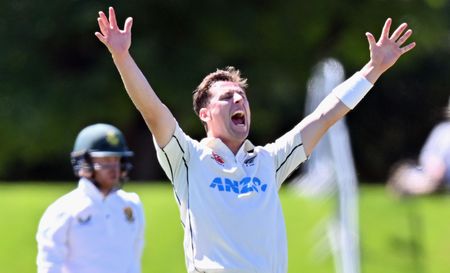 Proteas on back foot as Matt Henry rewrites record books in Christchurch