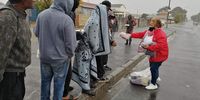 Avril Andrews hands food and warm clothes to the needy in Hanover Park, Cape Town. (Photo: supplied).