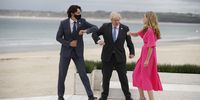 epa09262345 Britain's Prime Minister Boris Johnson, his spouse Carrie Johnson and Canada's Prime Minister Justin Trudeau (L) bump elbows during the G7 summit in Carbis Bay, Cornwall, Britain, June 11, 2021.  EPA-EFE/PHIL NOBLE / POOL