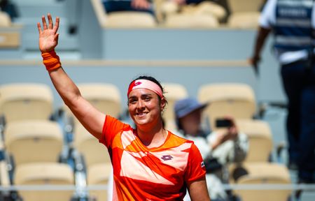 Ruud roars, Jabeur and Świątek soar into French Open quarters