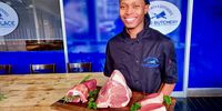 Joop’s head chef, Mandla Ntshangase, with meat platter and T-bone. (Photo: Wanda Hennig)
