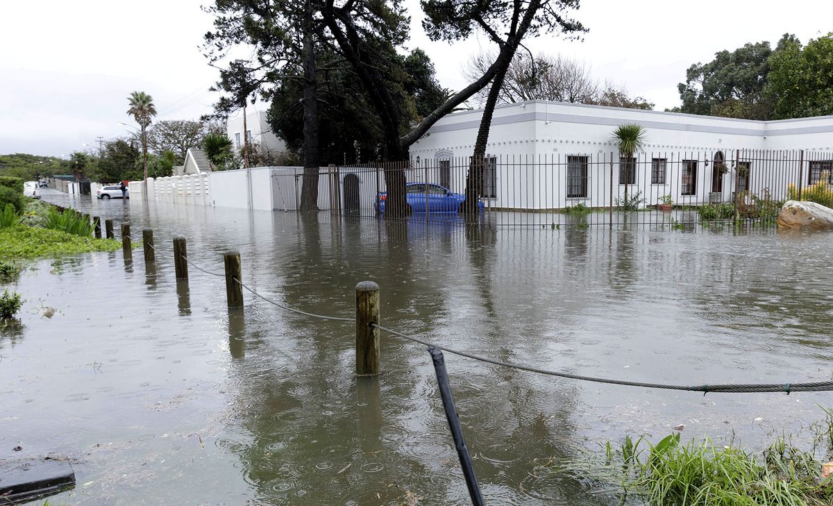 Western Cape braces for rough weekend of winds, waves and weather warnings