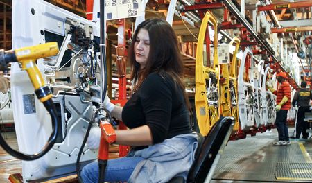 US auto sales miss estimates on soft economy