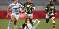 CHOFU, JAPAN - JULY 27: Kurt-Lee Arendse of Team South Africa runs with the ball under pressure from Santiago Alvarez and Santiago Mare of Team Argentina during the Rugby Sevens Men's Quarter-final match between South Africa and Argentina on day four of the Tokyo 2020 Olympic Games at Tokyo Stadium on July 27, 2021 in Chofu, Tokyo, Japan. (Photo by Dan Mullan/Getty Images)