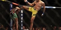 Alex Pereira (right) battles Israel Adesanya during their middleweight fight at UFC 281 at Madison Square Garden on 12 November 2022 in New York City. (Photo: Jamie Squire / Getty Images)
